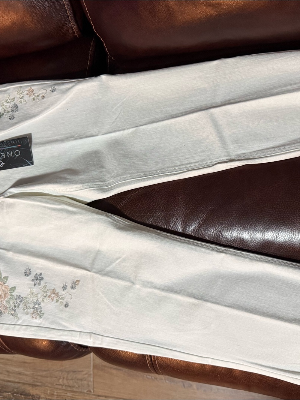 one 5 one White Cropped Pants with Subtle Floral Embroidery